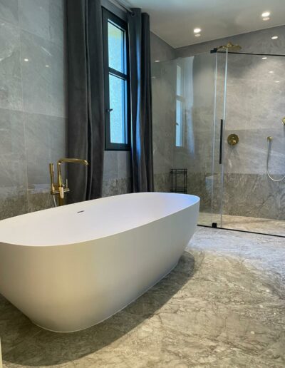 Baignoire vue globale plomberie haut de gamme sain tropez