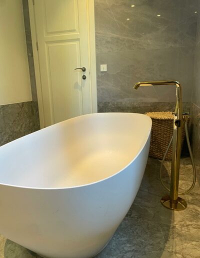 Baignoire vue proche plomberie haut de gamme sain tropez